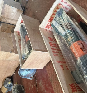 2臺(tái) DG46-50*12耐磨多級(jí)離心泵配132KW電機(jī)和 3臺(tái)3N6*2臥式冷凝泵配18.5KW電機(jī)，木箱包裝